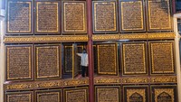 Al-Quran raksasa ini diukir di atas kayu trembesi dengan ukuran tinggi mencapai 15 meter.