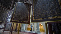 Keberadaan Al-Quran raksasa itu menjadi destinasi wisata religi di Kota Palembang selama bulan suci Ramadan.