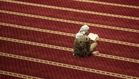 Salah satu pahala yang bisa didapat saat Ramadan adalah dengan tilawah Al-Quran. Hal ini karena ada banyak keuntungan berlipat di dalamnya ketika seseorang membacanya.  