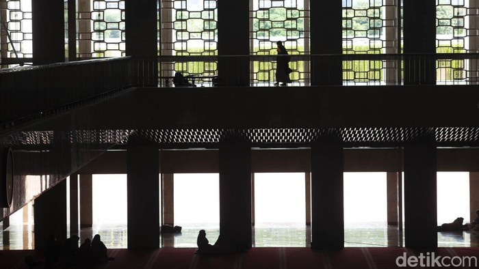 Meraih Pahala di Bulan Penuh Berkah Seorang jamaah membaca Al-Qur'an di Masjid Istiqlal, Jumat (8/4/2022).