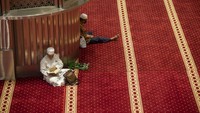 Pahala yang berlipat bahkan tertuang dalam hadis yang dimana satu huruf Al-Quran akan mendapatkan kelipatan hingga sepuluh kebaikan.  