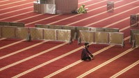 Dalam sebuah hadis riwayat Imam Tirmidzi, Rasulullah SAW bersabda,”Barang siapa yang membaca satu huruf dari Al-Quran maka baginya mendapat satu kebaikan, dan satu kebaikan tersebut dilipat-gandakan menjadi sepuluh kalinya.”  