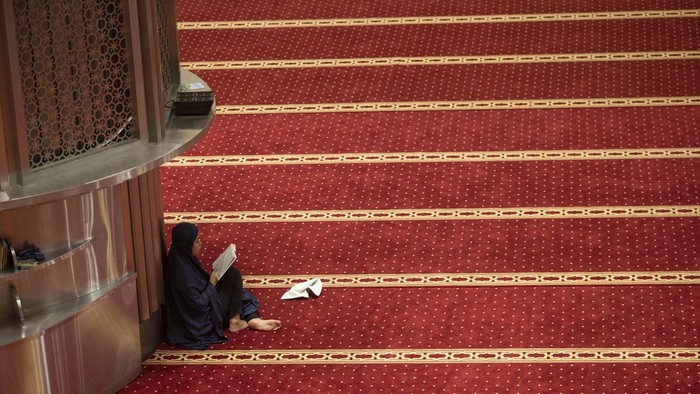Meraih Pahala di Bulan Penuh Berkah Seorang jamaah membaca Al-Qur'an di Masjid Istiqlal, Jumat (8/4/2022).