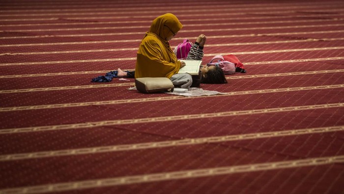 Meraih Pahala di Bulan Penuh Berkah Seorang jamaah membaca Al-Qur'an di Masjid Istiqlal, Jumat (8/4/2022).