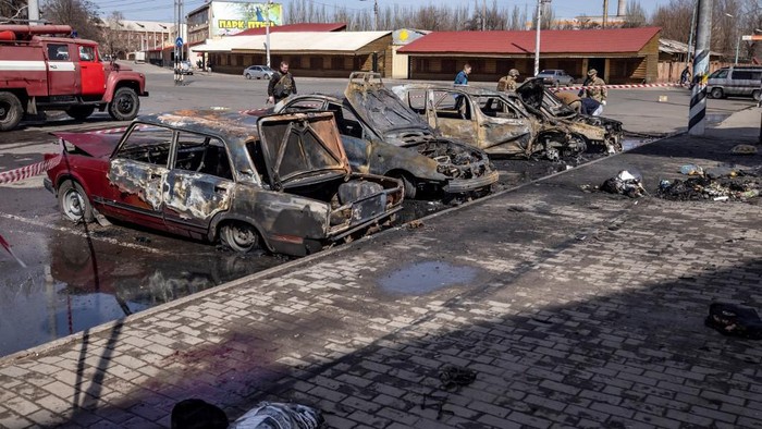 Calcinated cars are pictured outside a train station in Kramatorsk, eastern Ukraine, that was being used for civilian evacuations, after it was hit by a rocket attack killing at least 35 people, on April 8, 2022. (Photo by FADEL SENNA / AFP)