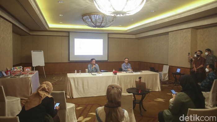 Managing Director PT Faber-Castell International Indonesia Yandramin Halim (kiri) dan CEO Faber-Castell AG Stefan Leitz (kanan) memberikan pemaparan terkait produksi alat tulis Faber Castell di Jakarta, Sabtu (9/4/2022).