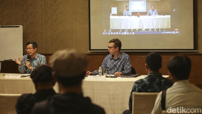 Managing Director PT Faber-Castell International Indonesia Yandramin Halim (kiri) dan CEO Faber-Castell AG Stefan Leitz (kanan) memberikan pemaparan terkait produksi alat tulis Faber Castell di Jakarta, Sabtu (9/4/2022).