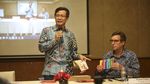 Momen Bos Faber-Castell Gigit Pensil Saat Berkunjung ke Indonesia