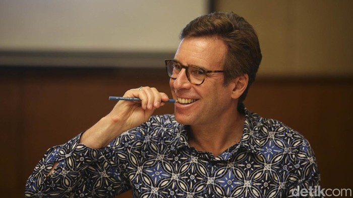Momen Bos Faber-Castell Gigit Pensil Saat Berkunjung ke Indonesia Managing Director PT Faber-Castell International Indonesia Yandramin Halim (kiri) dan CEO Faber-Castell AG Stefan Leitz (kanan) memberikan pemaparan terkait produksi alat tulis Faber Castell di Jakarta, Sabtu (9/4/2022).