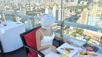 Banyak netizen salah fokus dengan momen makan Lucinta Luna ini. Mereka mempertanyakan bagaimana cara komedian ini makan saat kepalanya benar-benar tertutup perban?