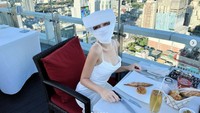 Meski wajah Ratu masih Babak Belur … Ratu keabadian tetap elegant melanglang buana menyantap hidangan2 manjahhh diatas gedong bertingkatt, tulis Lucinta Luna di keterangan foto. 