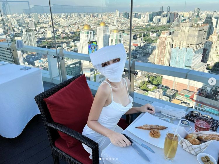 Momen Lucinta Luna Makan dengan Kepala Diperban Usai Operasi Ganti Kepala