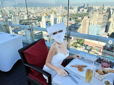 Momen Lucinta Luna Makan dengan Kepala Diperban Usai Operasi Ganti Kepala