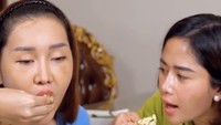 Keduanya asyik mengobrol sambil makan ayam goreng. Lucinta Luna mengungkap kalau kepalanya perlu dibuka di beberapa bagian saat jalani operasi ganti kepala. Kepalaku dibelek Omay, katanya. Foto: Instagram farida.nurhan