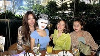 Bersama food vlogger Farida Nurhan, Lucinta Luna menikmati makan malam bersama. Ia tetap terlihat percaya diri datang ke restoran meski sebagian besar wajahnya masih ditutupi perban.