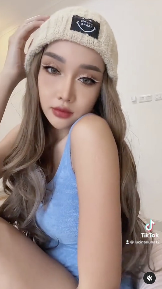 Usai menjalani operasi ganti kepala Lucinta menyebut bahwa penampilannya kini bahkan berhasil mengalahkan kecantikan Lisa BLACKPINK. Bagaimana kalau menurutmu? Foto: Instagram lucintaluna_manjalita/TikTok lucintaluna12