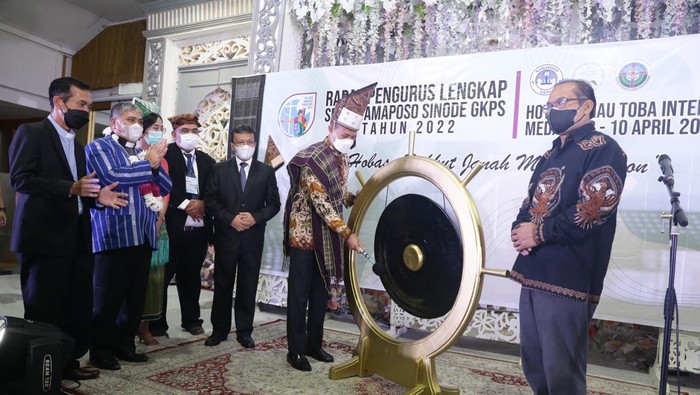 Wagub Sumut, Musa Rajekshah membuka Rapat Pengurus Lengkap (RPL) Seksi Namaposo (Pemuda) GKPS Sinode tahun 2022 di Hotel Danau Toba, Medan, Jumat (8/4/2022).