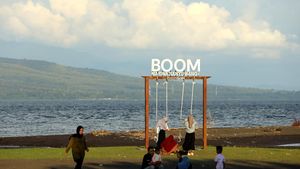 Ngabuburit di Pantai Boom Banyuwangi, Makin Gelap Makin Sparkling