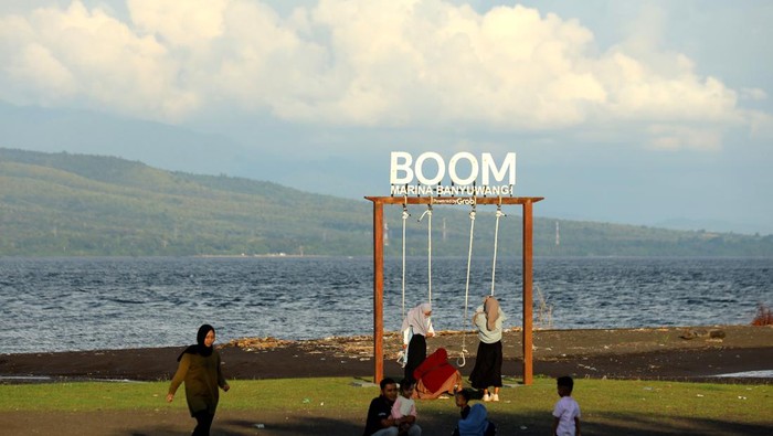 NGABUBURIT DI PANTAI MARINA BOOM Pengunjung menikmati suasana di Jembatan Pulau Wangi usai berbuka puasa di Pantai Marina Boom, Banyuwangi, Jawa Timur, Selasa (5/4/2022). Sebagian umat muslim di Banyuwangi memilih untuk menunggu waktu berbuka puasa sambil berwisata. ANTARA FOTO/Budi Candra Setya/hp.