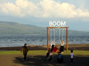 Ngabuburit di Pantai Boom Banyuwangi, Makin Gelap Makin Sparkling