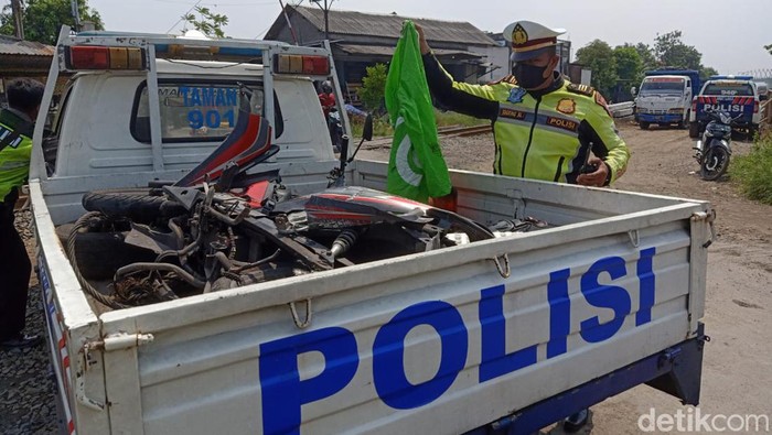 Ojol tewas ditabrak KA di Sidoarjo.