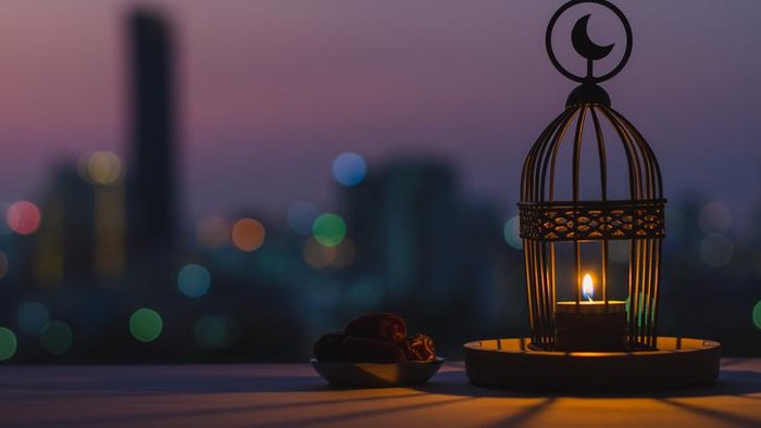 Patokan buka puasa pakai azan Maghrib di TV atau di masjid