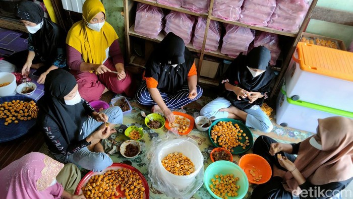 Aktivitas pembuatan kue kering jelang Lebaran di Kisaran, Asahan.