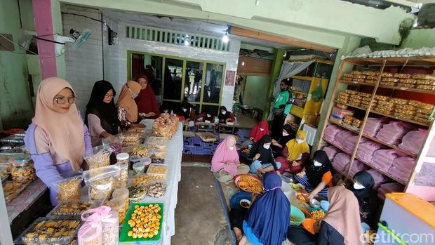 Aktivitas pembuatan kue kering jelang Lebaran di Kisaran, Asahan.