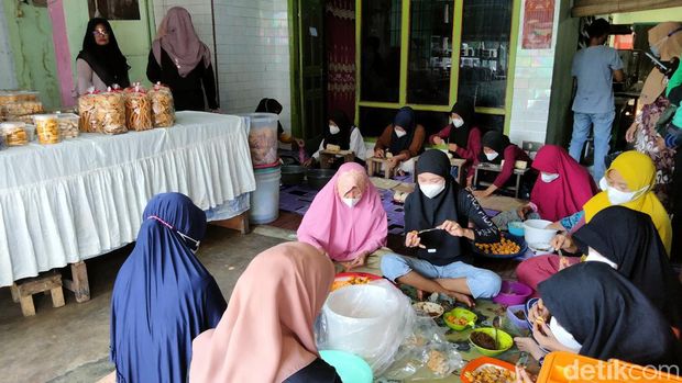 Aktivitas pembuatan kue kering jelang Lebaran di Kisaran, Asahan.