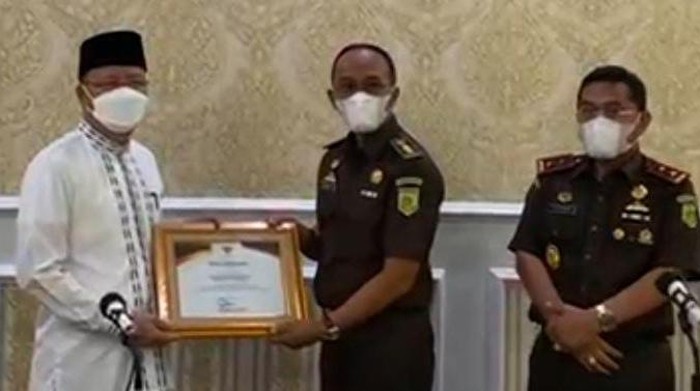 Penyerahan sertifikat tanah kepada Pemprov Bengkulu.