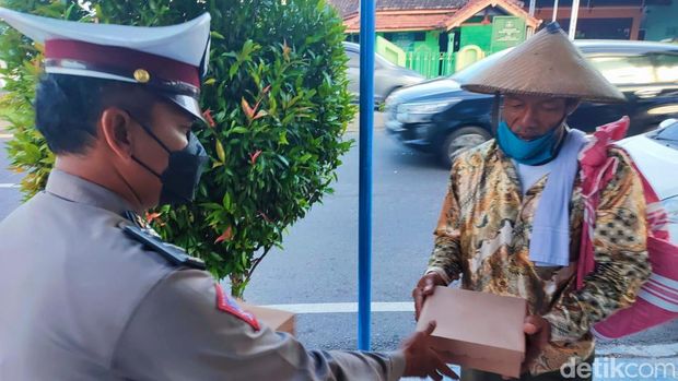 Polresta Banyuwangi bagikan takjil