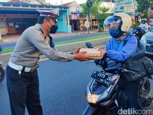 Mak Deg! Dikira Cegatan, Ternyata Polisi Bagi-bagi Takjil