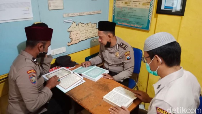 Polisi di Polres Kediri Kota saat mengaji