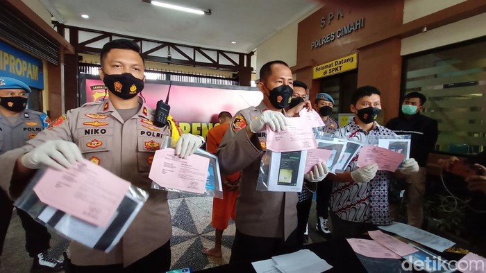 Polisi memperlihatkan barang bukti kejahatan penipuan loker berakhir pemerasan di Cimahi