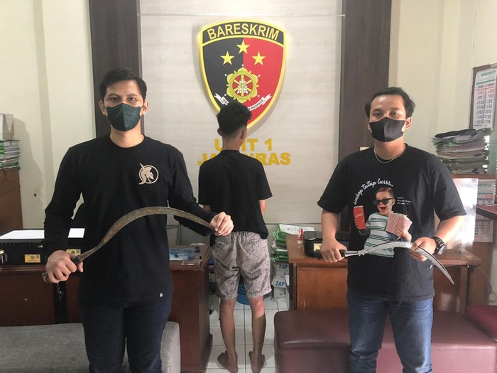 Polisi menunjukkan senjata tajam jenis celurit yang dibawa RH (17).