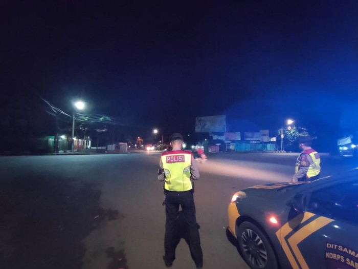 Polres Ciamis melakukan patroli setiap menjelang subuh menggunakan kendaraan dengan rotator biru.