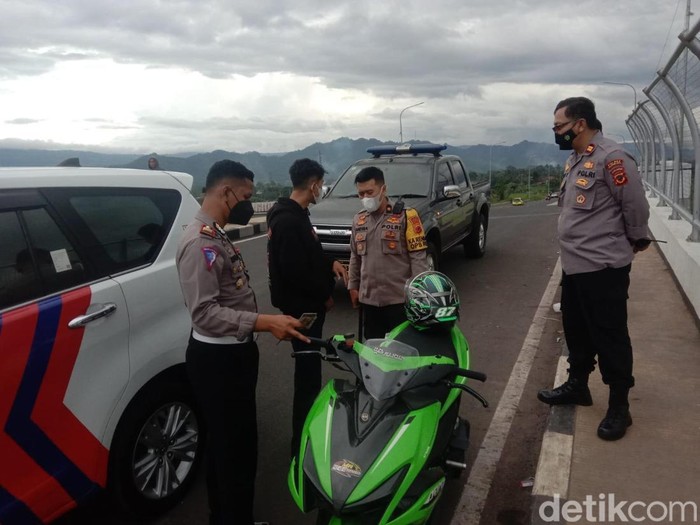 Polres Sukabumi Kota melakukan patroli balap liar.