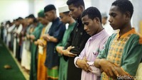 Nuu waar memiliki arti negeri yang menyimpan cahaya rahasia. Dahulu kata Nuu Waar digunakan masyarakat Papua untuk menyebut pulau terbesar di ujung timur Indonesia, sebelum penyematan nama Irian atau Papua.