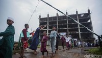 Selain mengajarkan ilmu agama, pesantren Nuu Waar juga mendidik santri memahami wawasan kebangsaan. Kedisiplinan juga diajarkan disini sebagai bekal kehidupan nantinya, mereka sangat teratur dan tepat waktu dalam melakukan setiap kegiatan di pesantren.