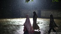 Para alumni yang pulang ke kampung halamannya mampu mengamalkan ajaran islam yang telah didapatnya sehingga warga di daerahnya mengikhlaskan anak-anaknya untuk menjadi santri di Pondok Pesantren Nuu Waar. Saking banyaknya santri dan bibit–bibit dai asal timur Indonesia ini terus menimba guna kelak menyinari kampung halaman dengan syiar islam.