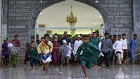 Fahmi (17) mengaku sudah menjadi santri selama tiga tahun, kedatangannya murni dari niat pribadinya untuk lebih dekat dengan Islam. Santri yang berasal dari Papua ini mengikuti jejak kakaknya yang lebih dulu menjadi santri disini. Kedatangannya ke pondok pesantren ini bersama puluhan santri lain dengan menggunakan kapal dengan perjalanan selama satu minggu.
