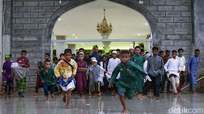 Potret Kehidupan Santri Papua Mengejar Ilmu Agama Pondok Pesantren Papua yang berada di Setu, Kabupaten Bekasi bertekad kuat mencetak Benih Cahaya Islam bagi warga di Timur Indonesia.