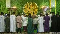 Lantunan ayat suci alquran bersahutan dari santri-santri yang tengah mengkhatamkan alquran, dalam seharinya mereka mampu menghabiskan minimal 15 juz untuk mencapai target 5000 khataman alquran pada Ramadan tahun ini.