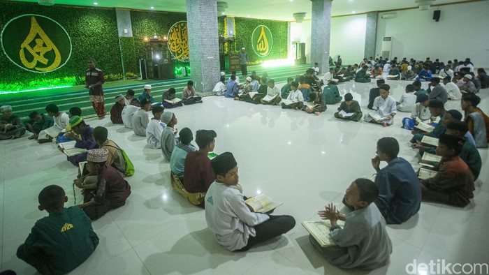 Pondok Pesantren Papua yang berada di Setu, Kabupaten Bekasi bertekad kuat mencetak Benih Cahaya Islam bagi warga di Timur Indonesia.