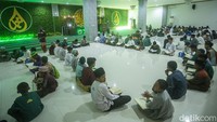 Selepas shalat fardhu para santri langsung membuat lingkaran dan memulai membaca alquran. 