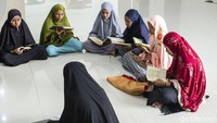 Para santriwati juga turut membuat lingkaran dan membaca ayat-ayat suci alquran seusai shalat.