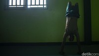 Salah satu santri menunjukkan aksinya, di dalam asrama inilah mereka saling mengenal karakter satu dengan yang lainnya yang berasal dari berbagai wilayah di Indonesia.