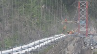 Kementerian Pekerjaan Umum dan Perumahan Rakyat membangun jembatan gantung darurat tersebut untuk dilewati sementara oleh kendaraan roda dua.  