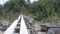 Sejumlah pekerja menyelesaikan pembangunan jembatan gantung Gladak Perak di Lumajang, Jawa Timur, Sabtu (9/4/2022).