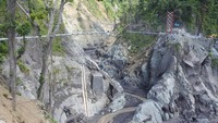 Jembatan yang menghubungkan Kecamatan Candipuro dan Pronojiwo itu hancur terdampak awan panas guguran Gunung Semeru.   